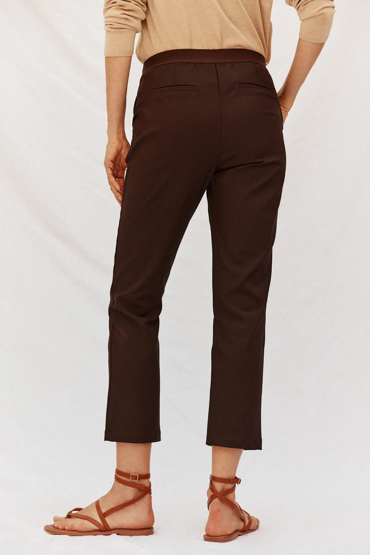 Pantalón recto con goma en la espalda