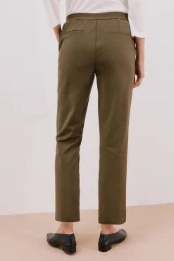 Pantalón recto con goma en la espalda