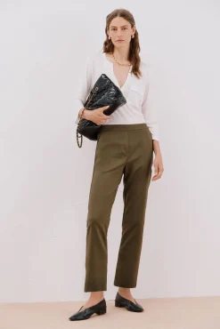 Pantalón recto con goma en la espalda