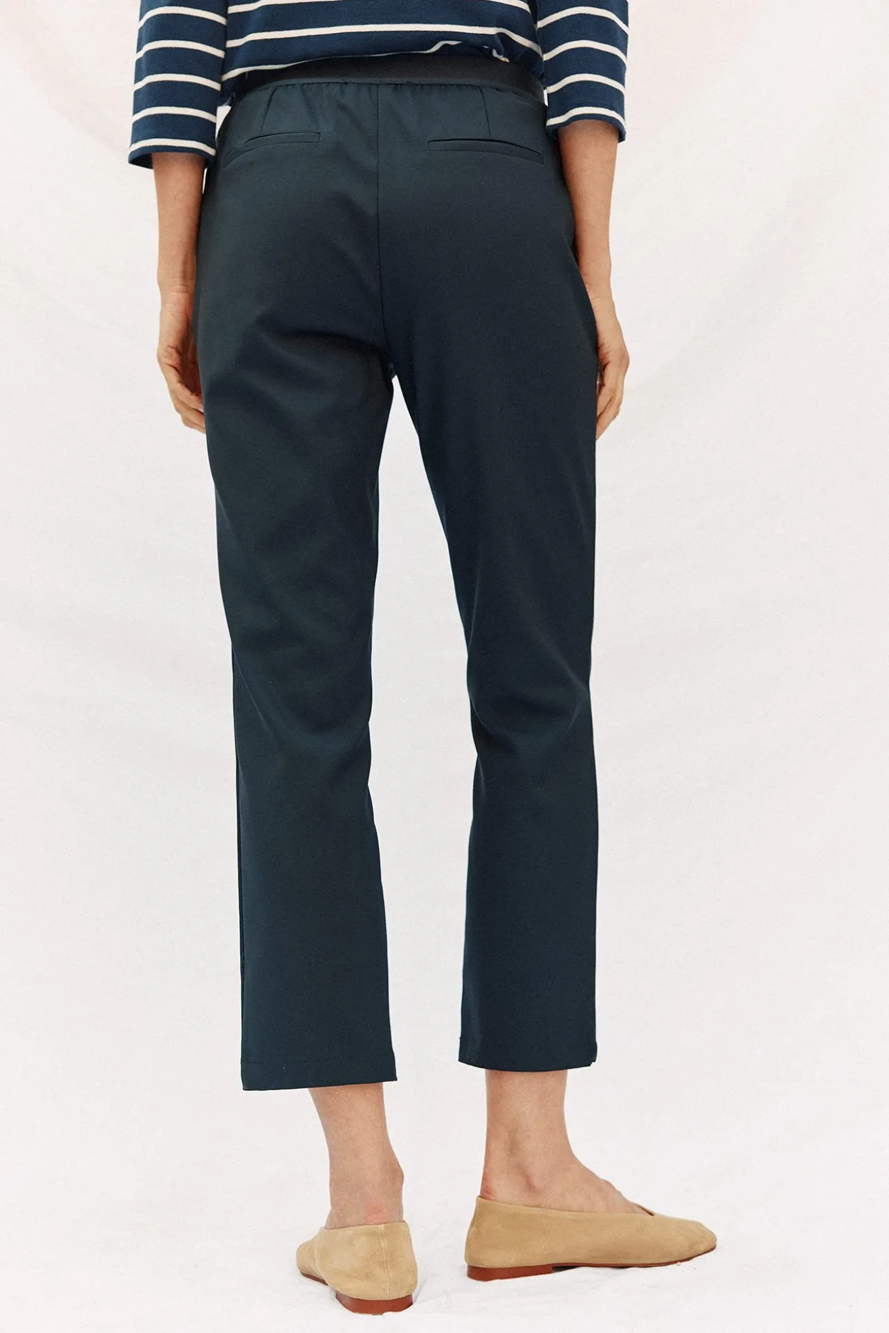Pantalón recto con goma en la espalda