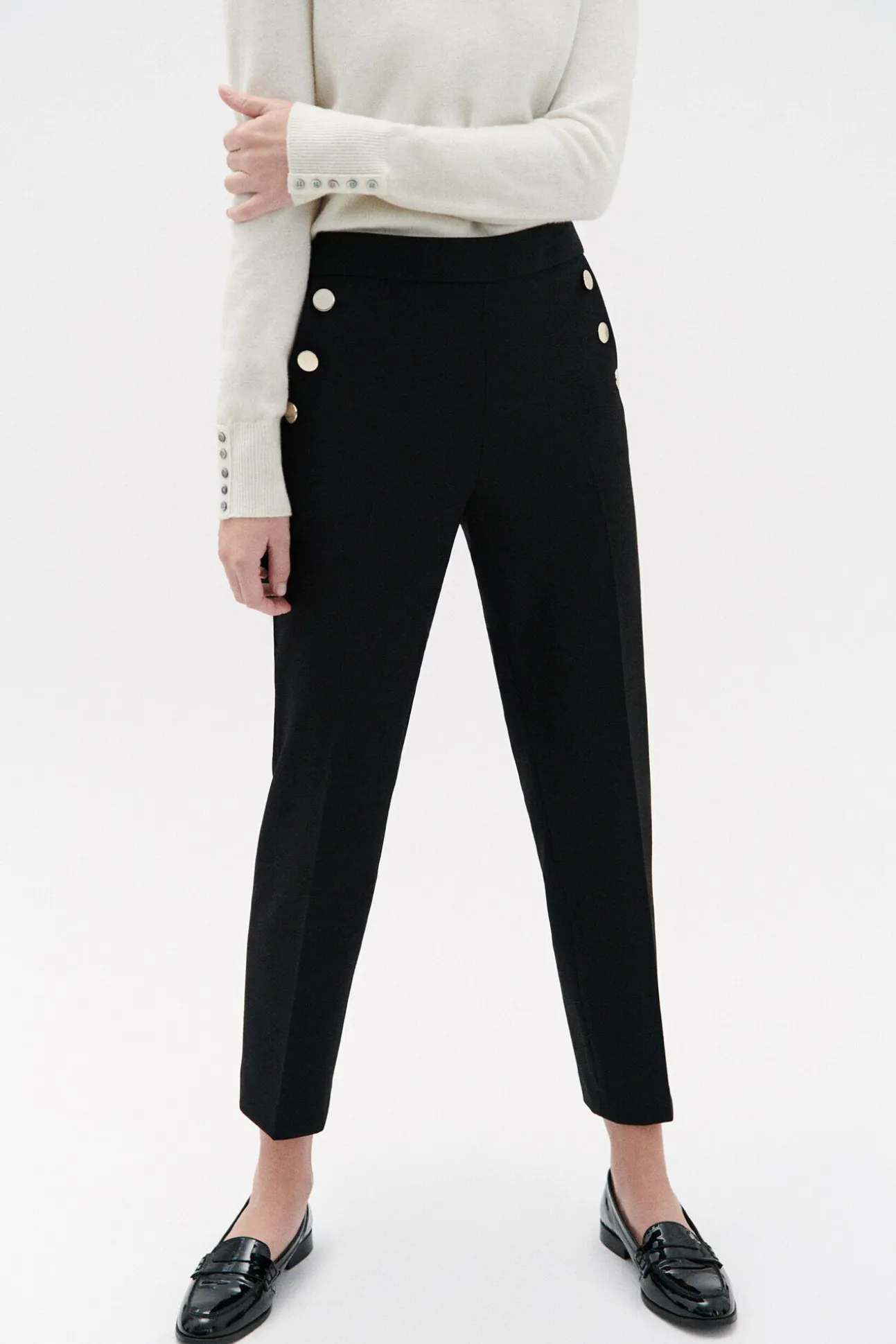 Pantalón traje detalle botones