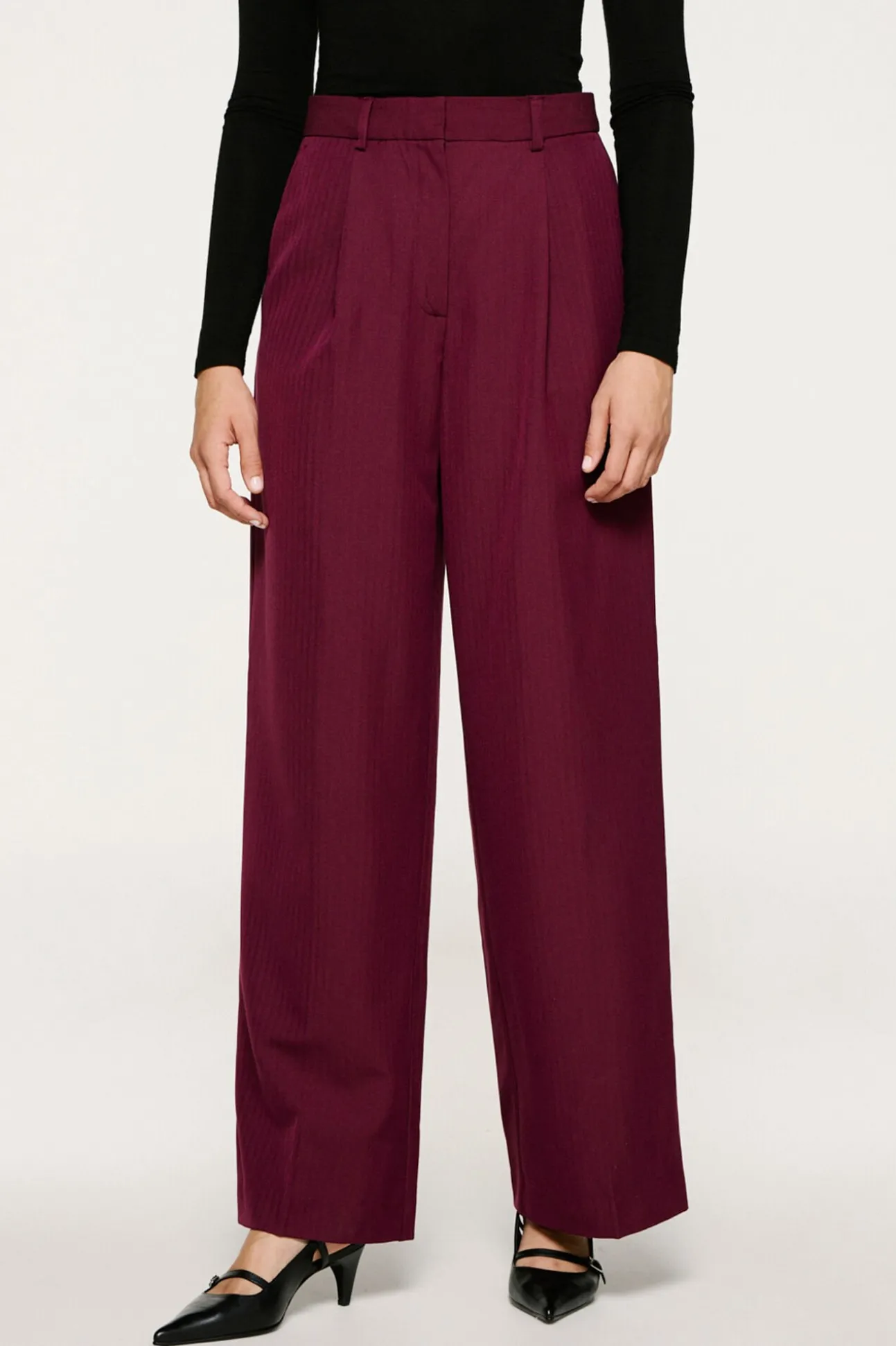 Pantalón traje pinzas.