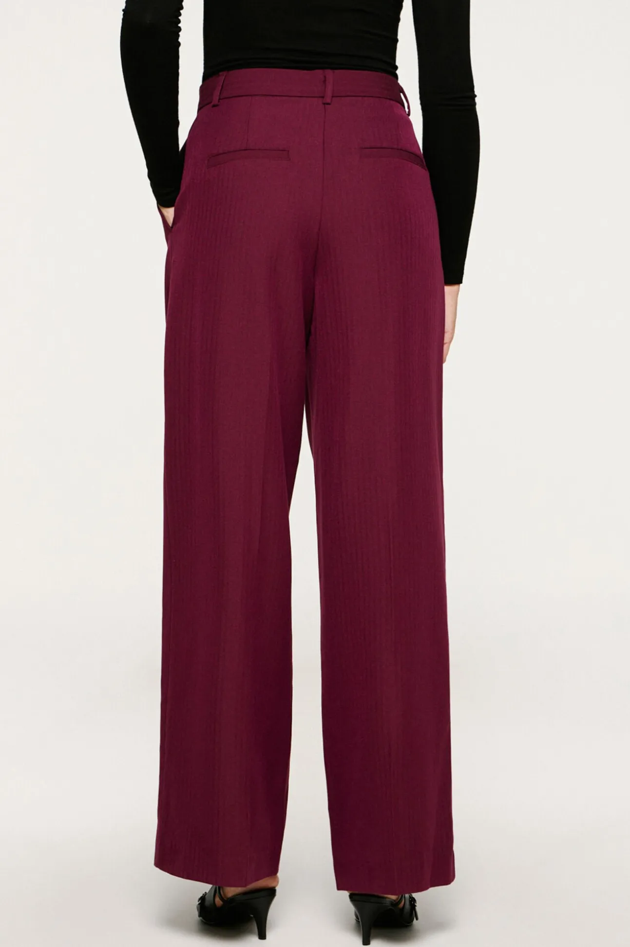 Pantalón traje pinzas.