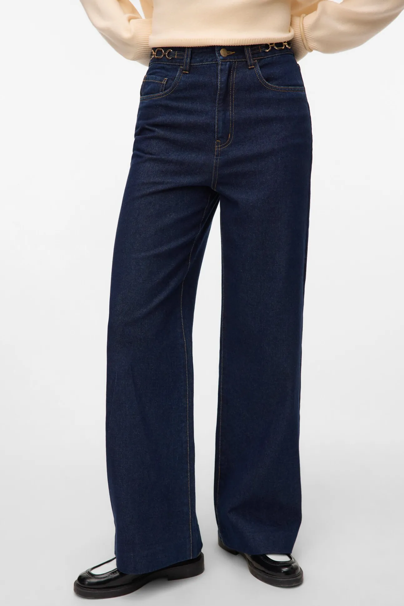 Pantalón vaquero detalle cadena