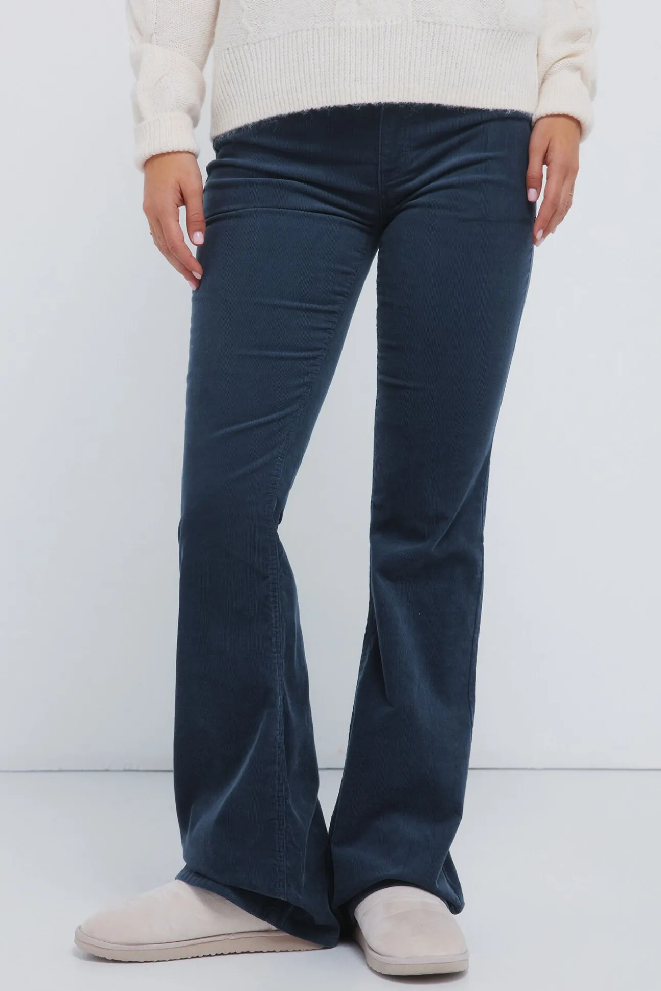 Pantalones pana low flare