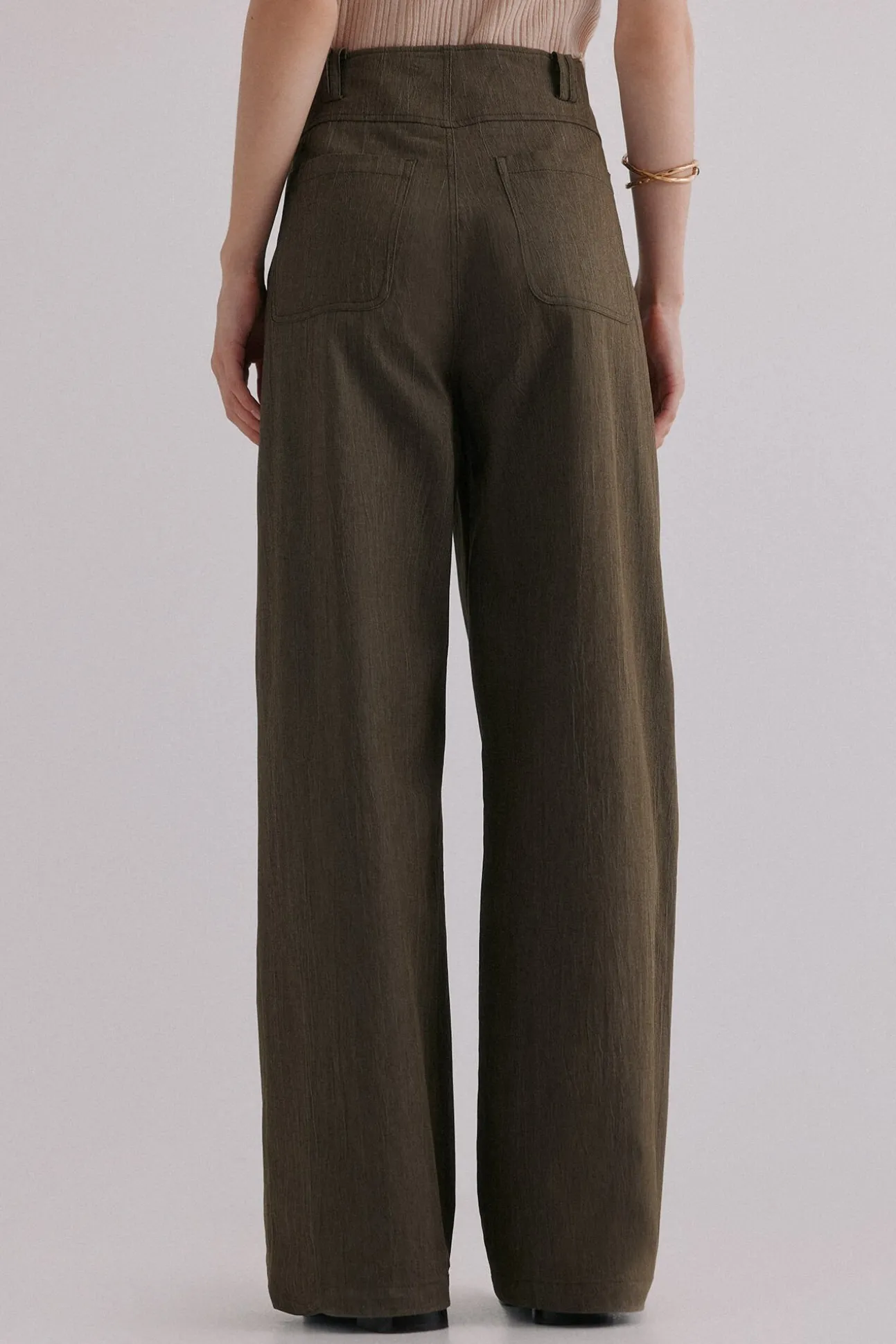 Paola. Pantalones con pliegues