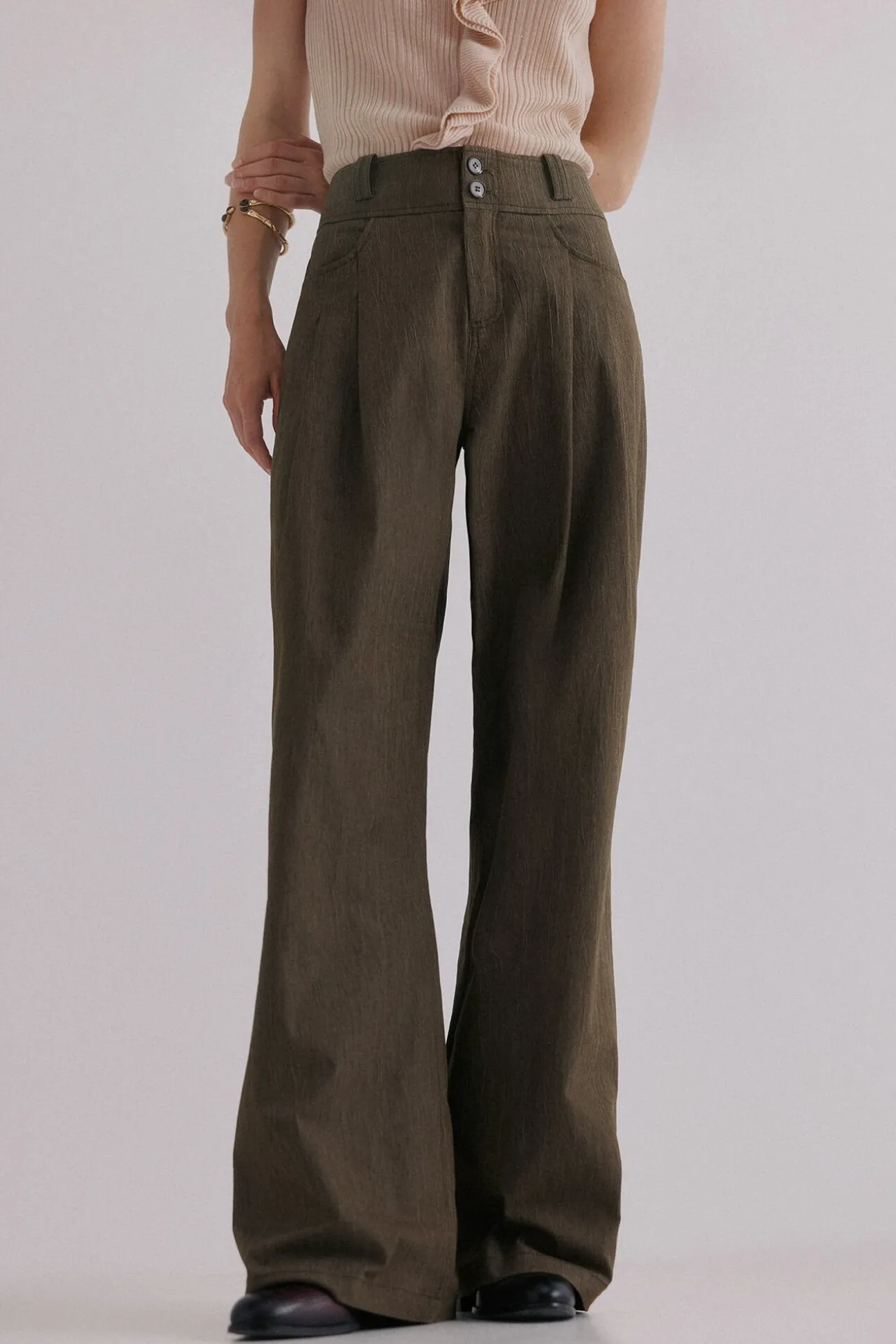 Paola. Pantalones con pliegues