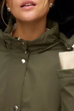 Parka con botones plateados