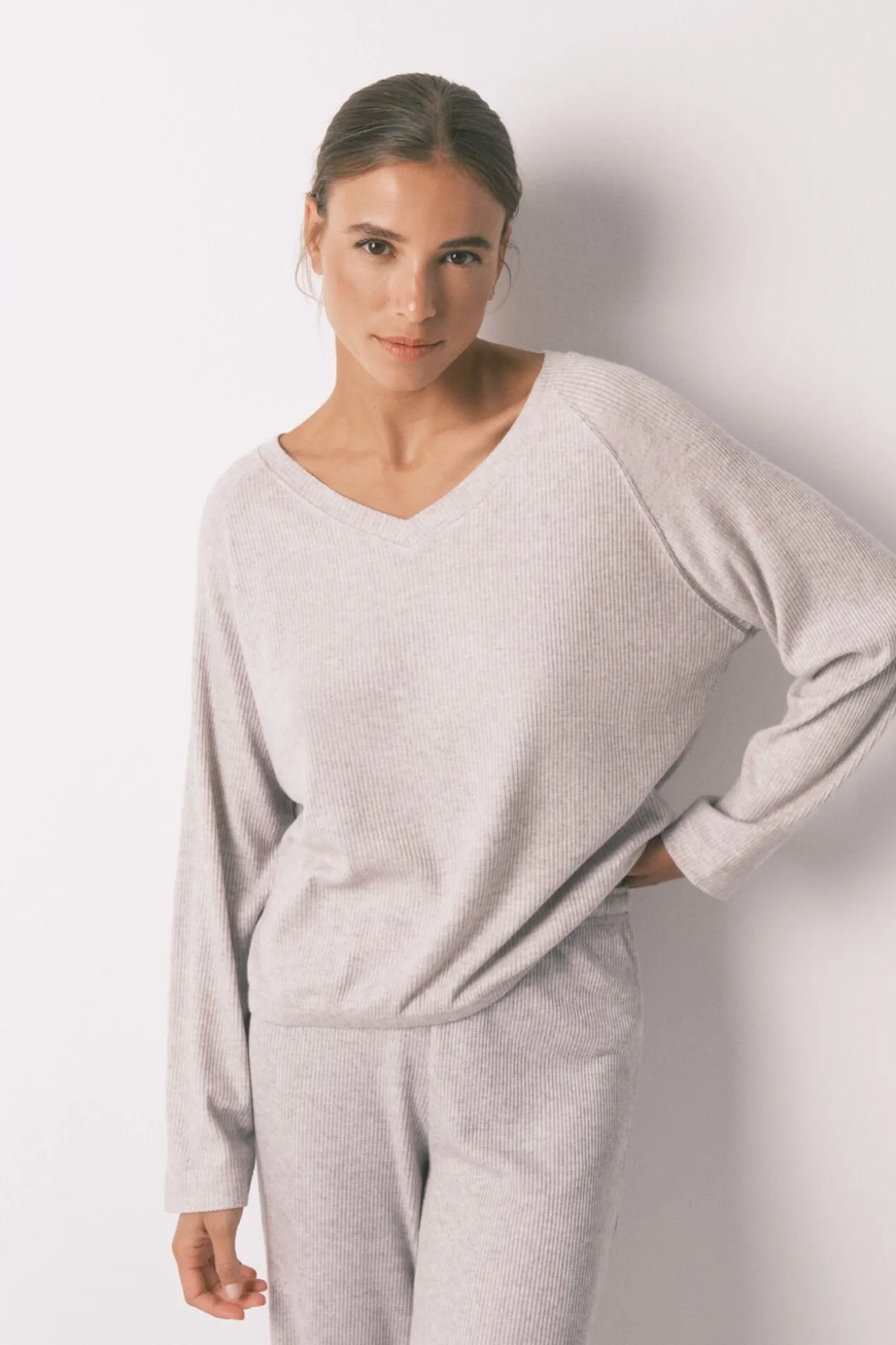 Pijama largo canalé perchado gris