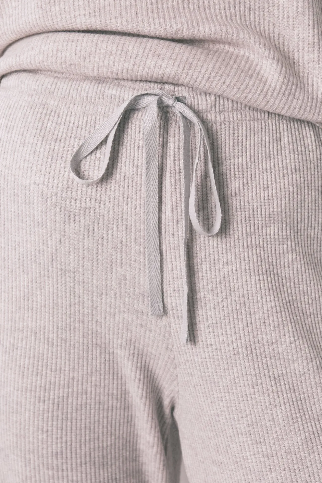 Pijama largo canalé perchado gris