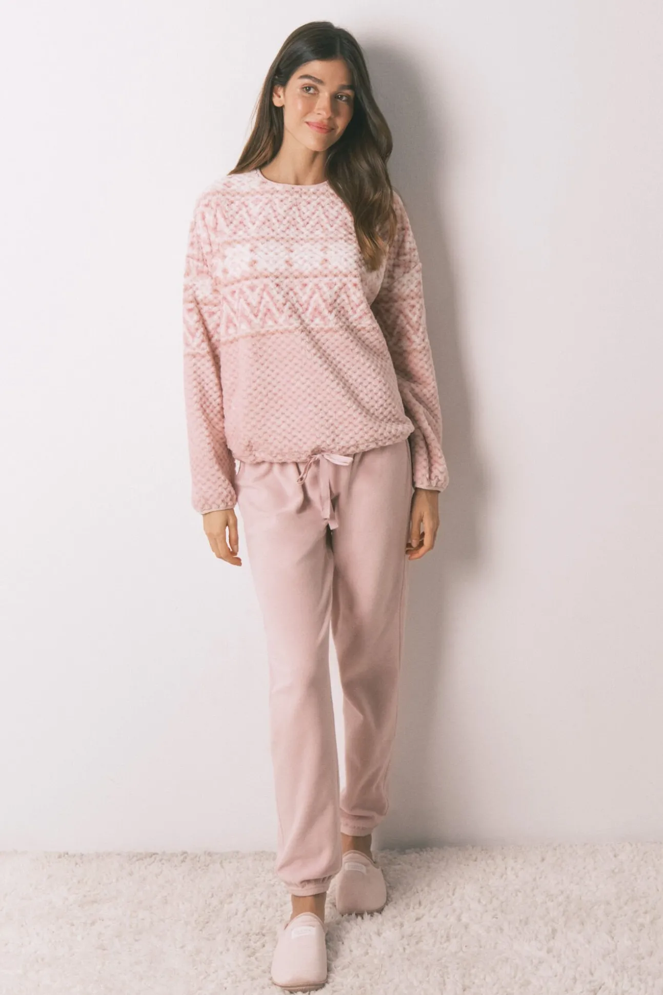 Pijama largo polar rosa cenefa