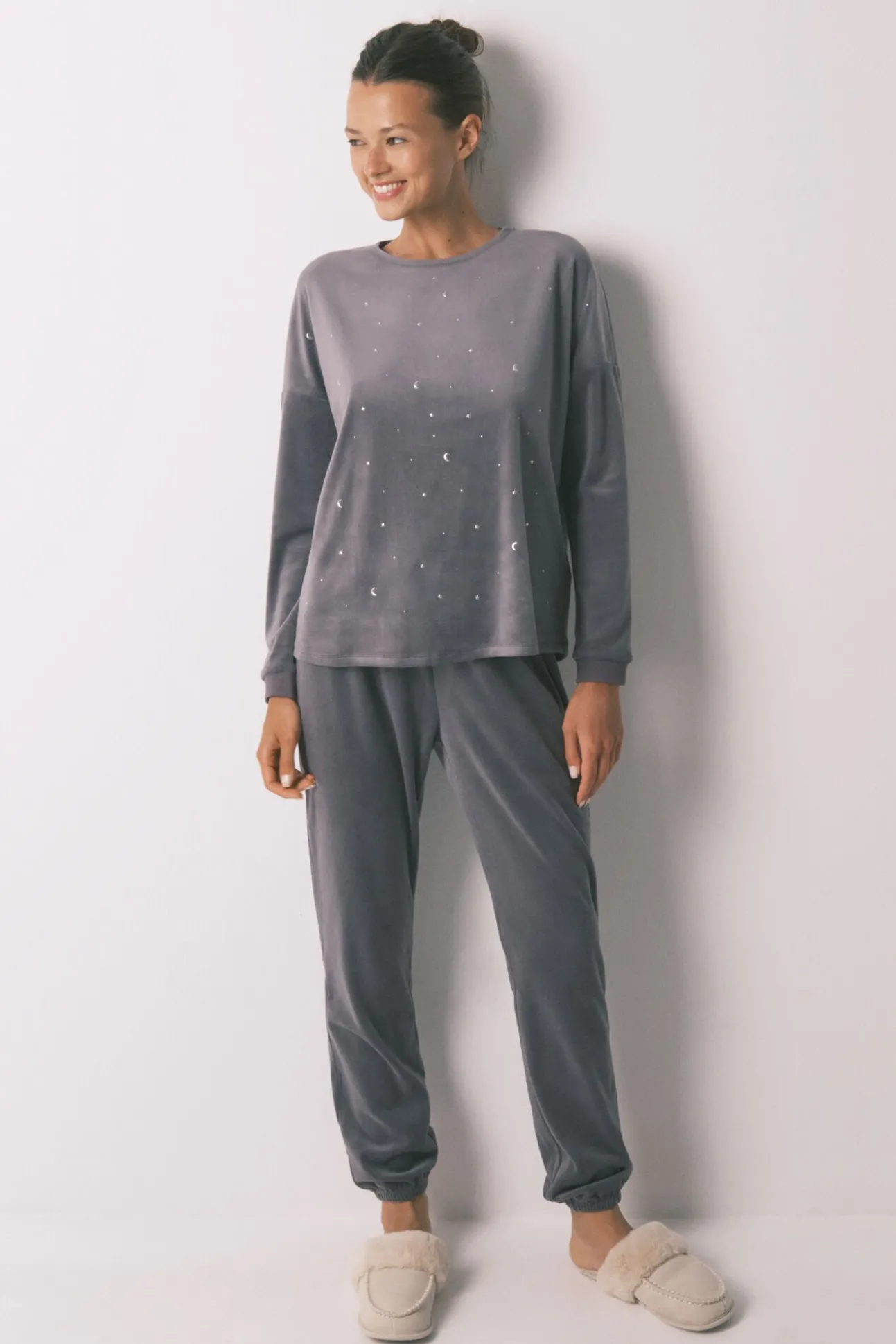 Pijama largo terciopelo suave gris brillo