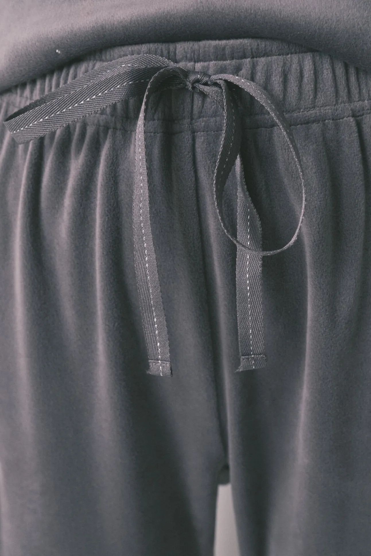 Pijama largo terciopelo suave gris brillo
