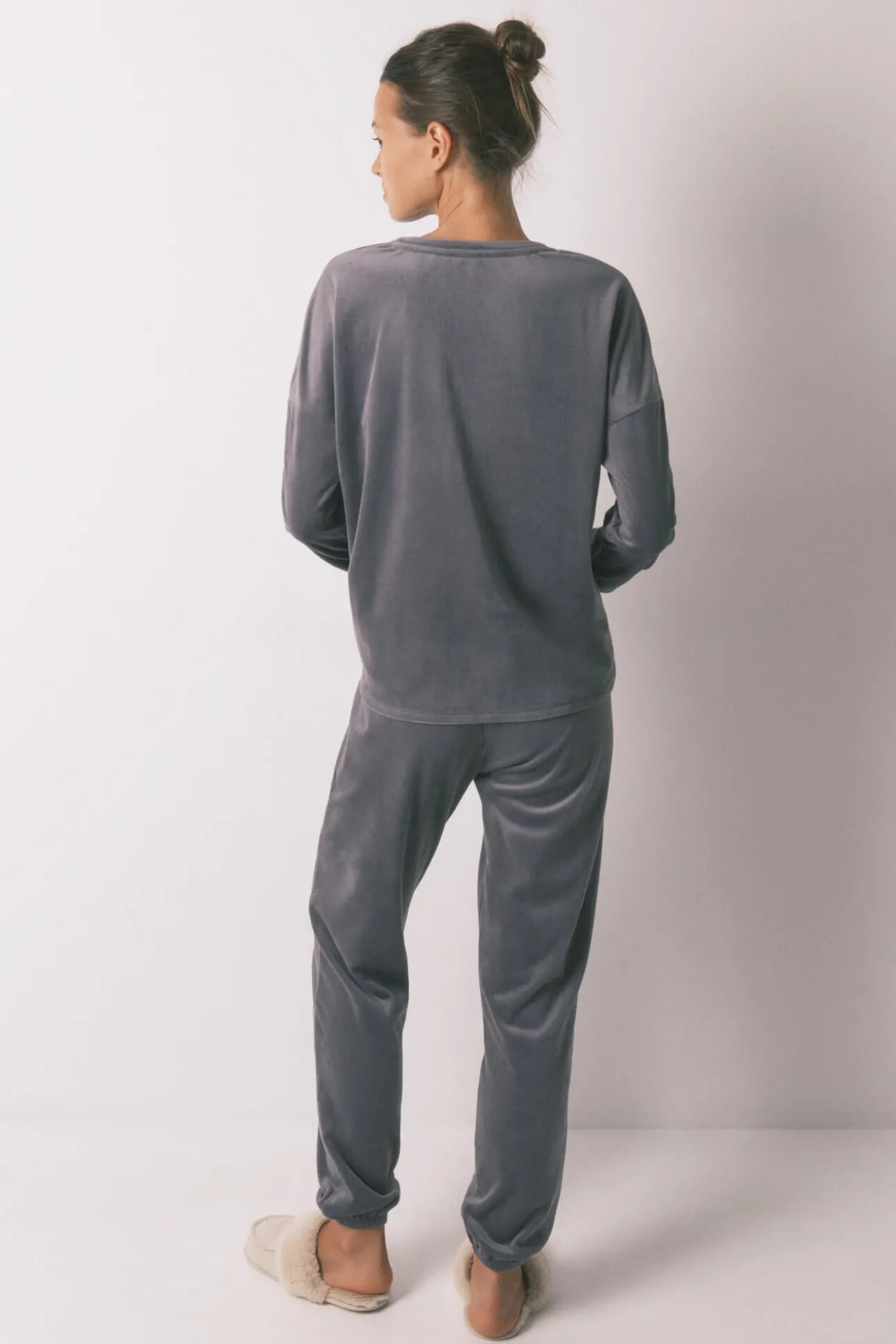 Pijama largo terciopelo suave gris brillo
