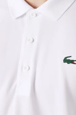 Polo con ribetes en contraste en los hombros y los extremos de las mangas