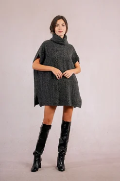 Poncho asimétrico con cuello alto