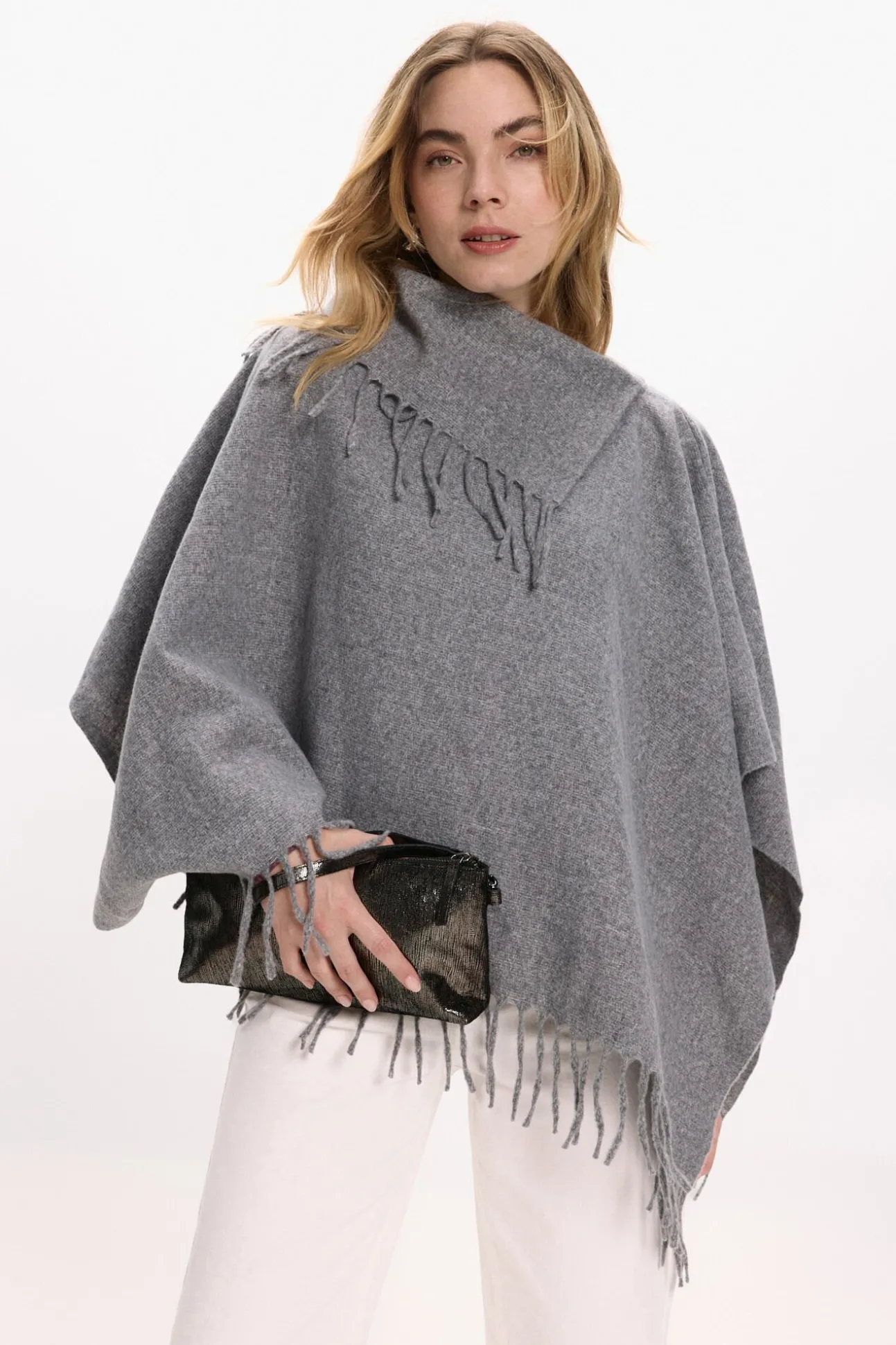 Poncho con flecos