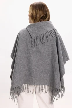 Poncho con flecos