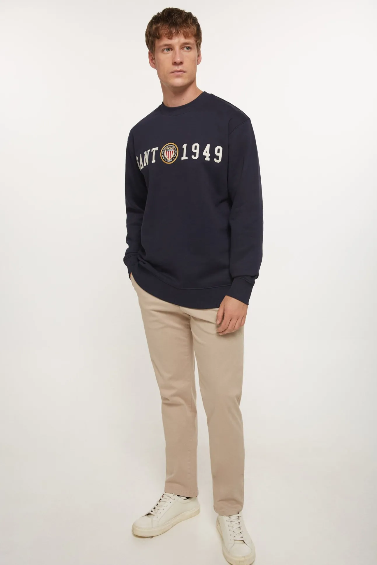 Sudadera con escudo y cuello redondo