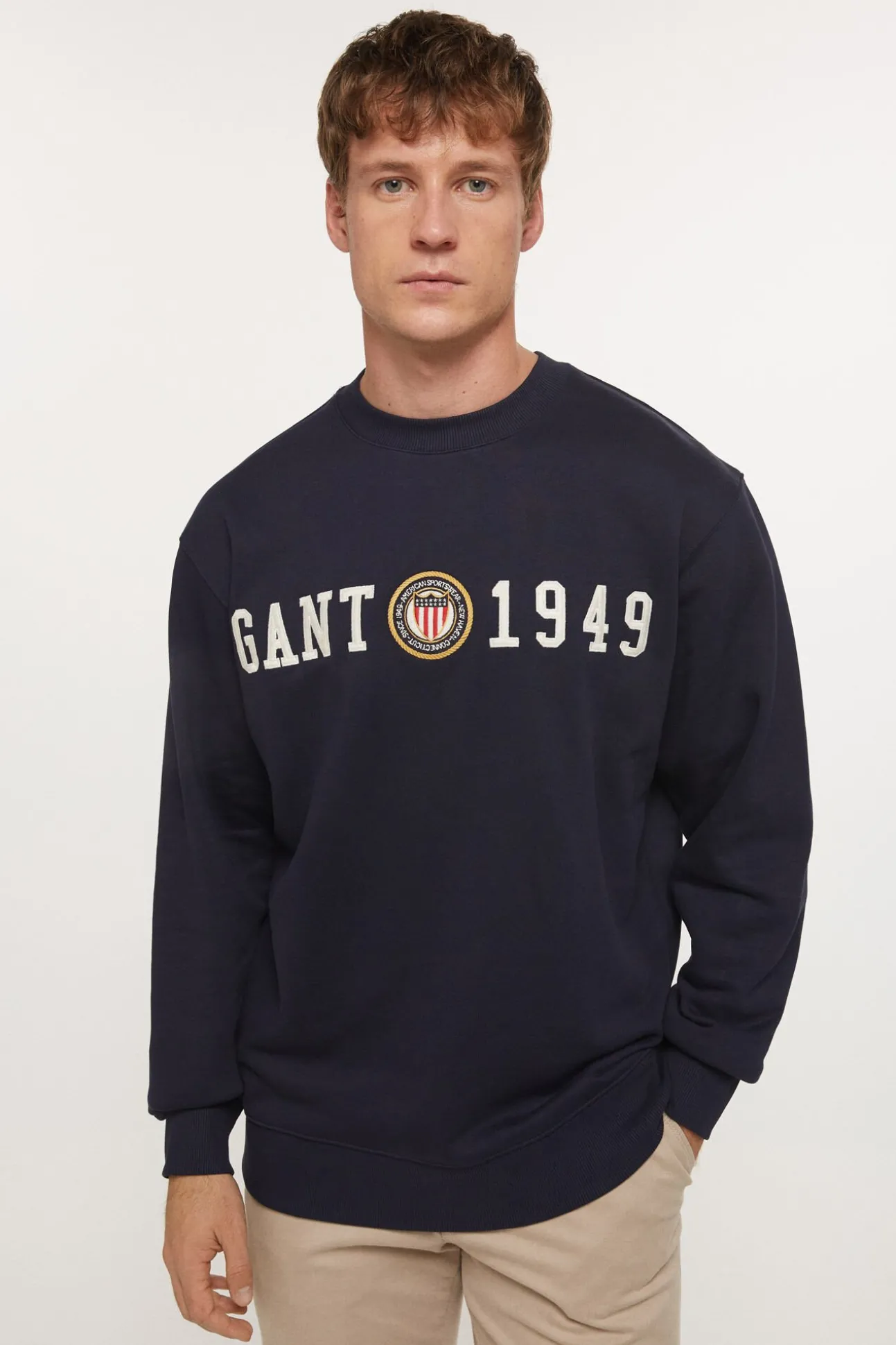 Sudadera con escudo y cuello redondo