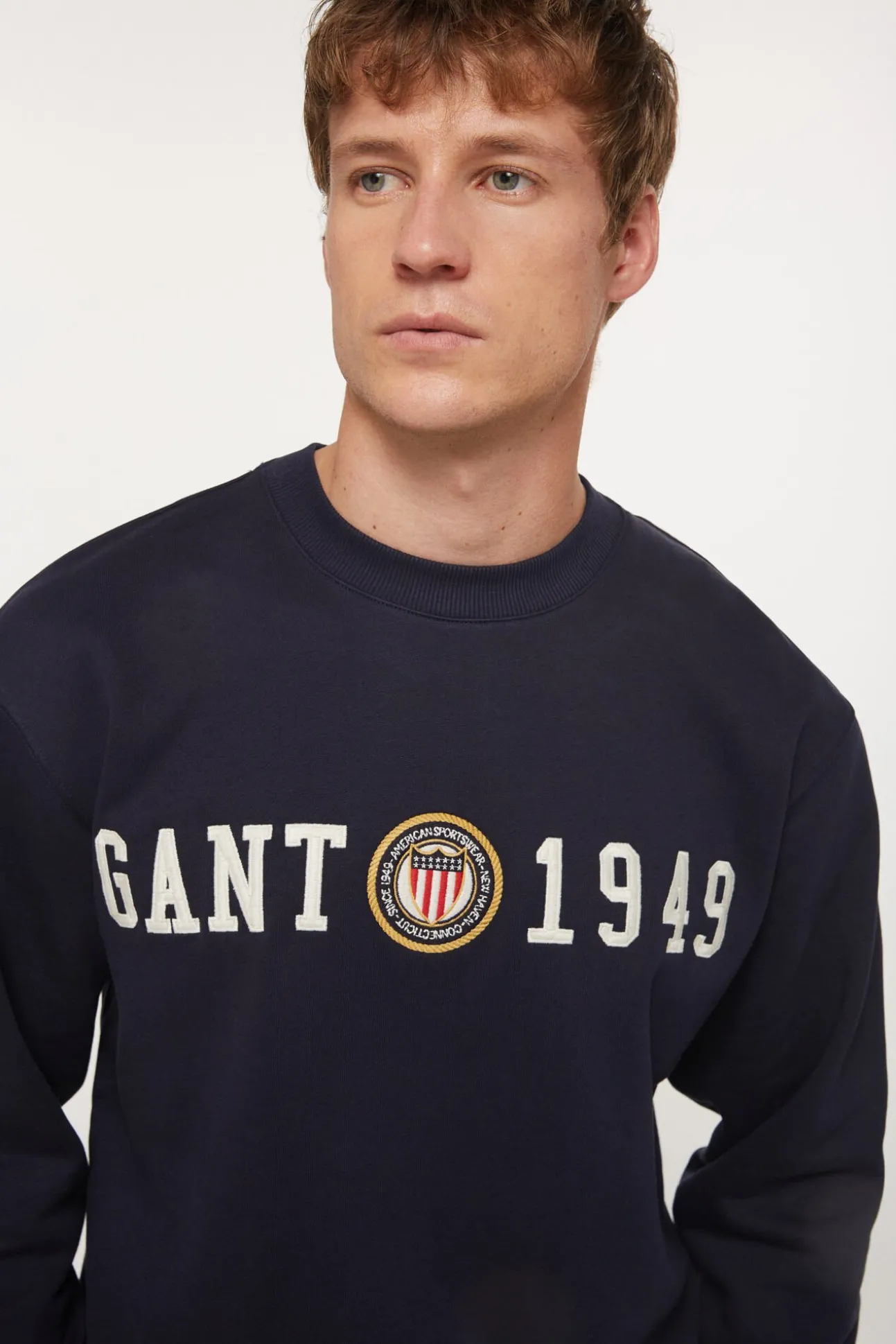 Sudadera con escudo y cuello redondo