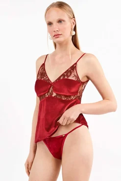 Top de terciopelo suave con detalles de encaje refinado