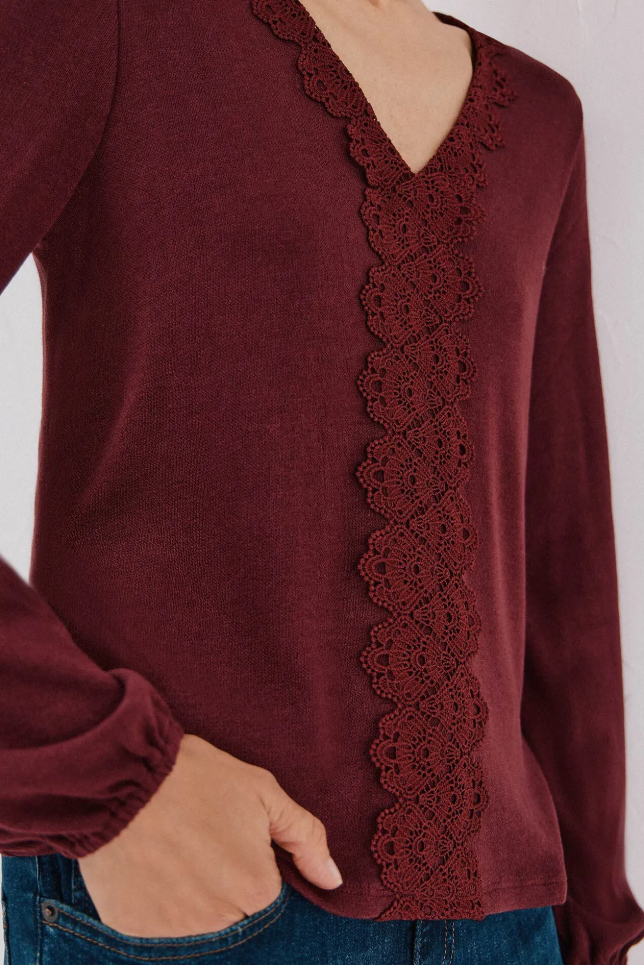Top detalle puntilla escote