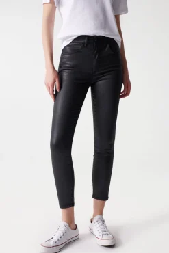Vaqueros faith push in cropped con efecto coating