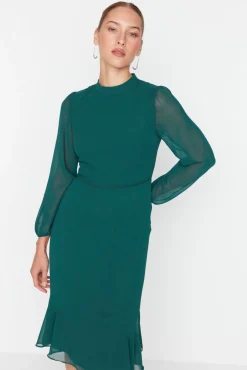 Vestido con cuello alto y forro