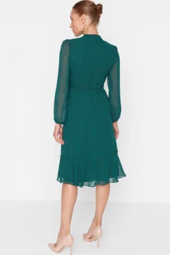 Vestido con cuello alto y forro