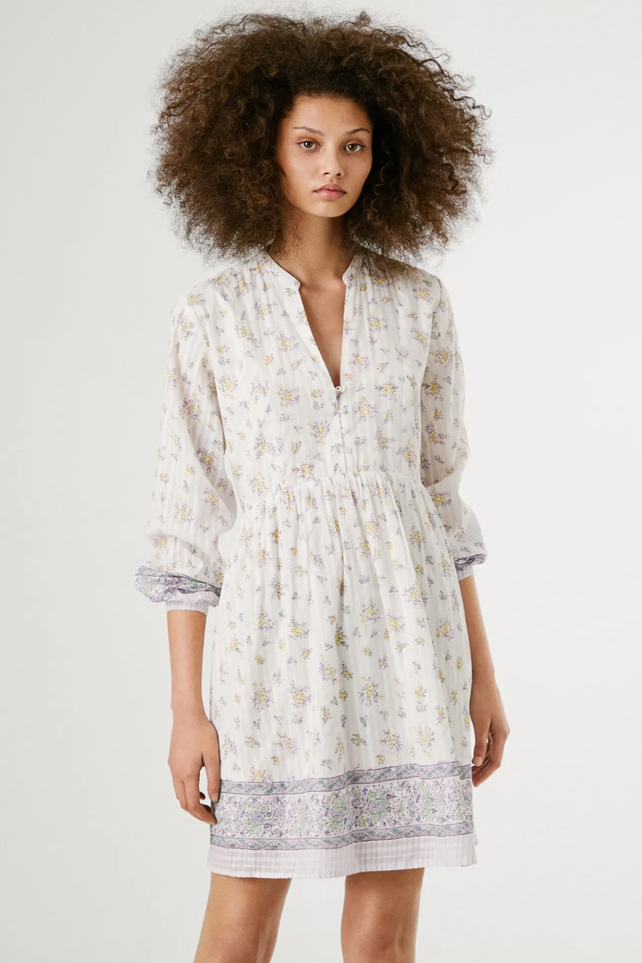 Vestido corto de manga larga con estampado floral.