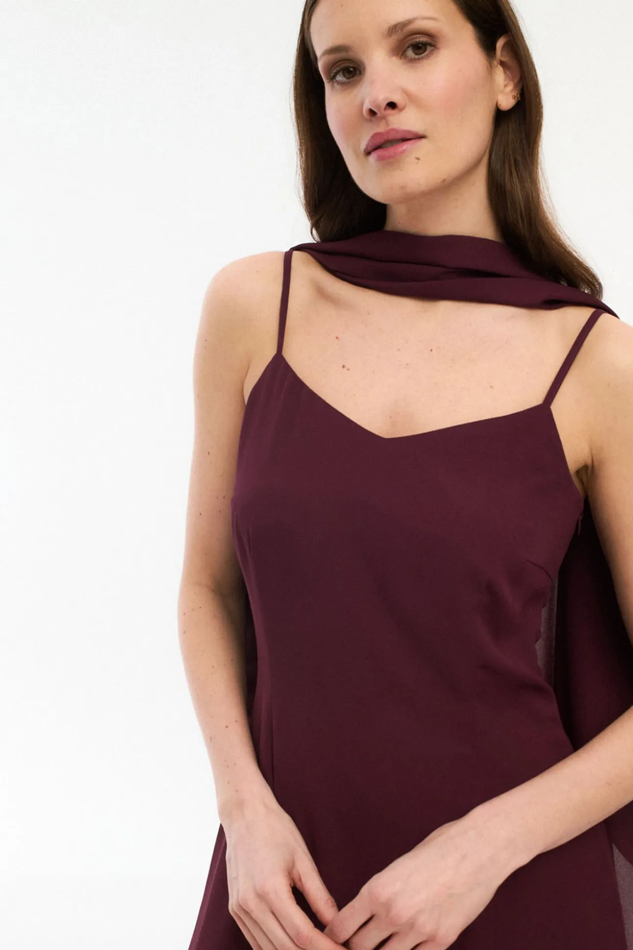 Vestido de gasa con capa