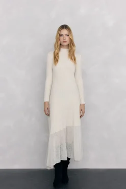 Vestido de punto bajo desagujado