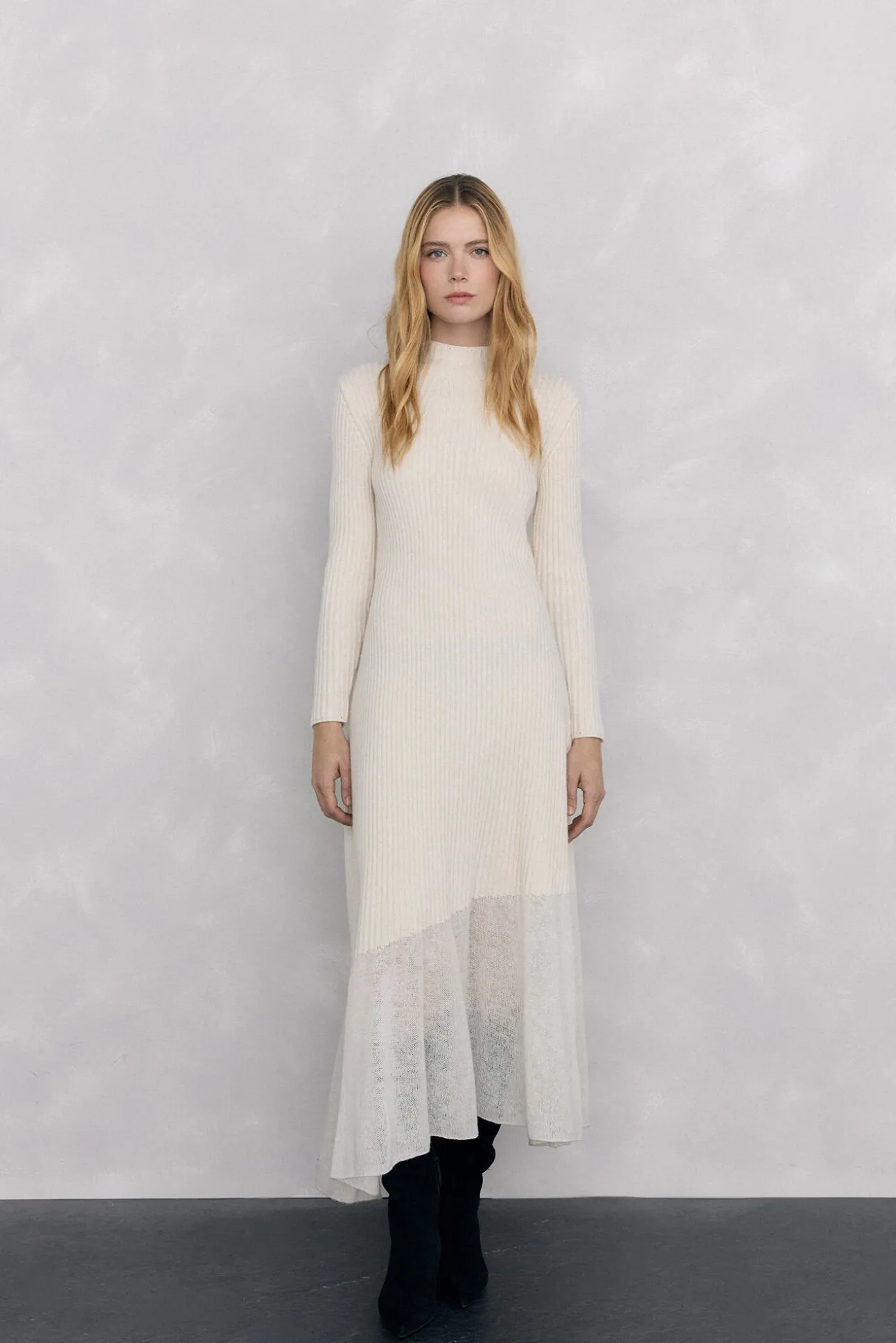 Vestido de punto bajo desagujado
