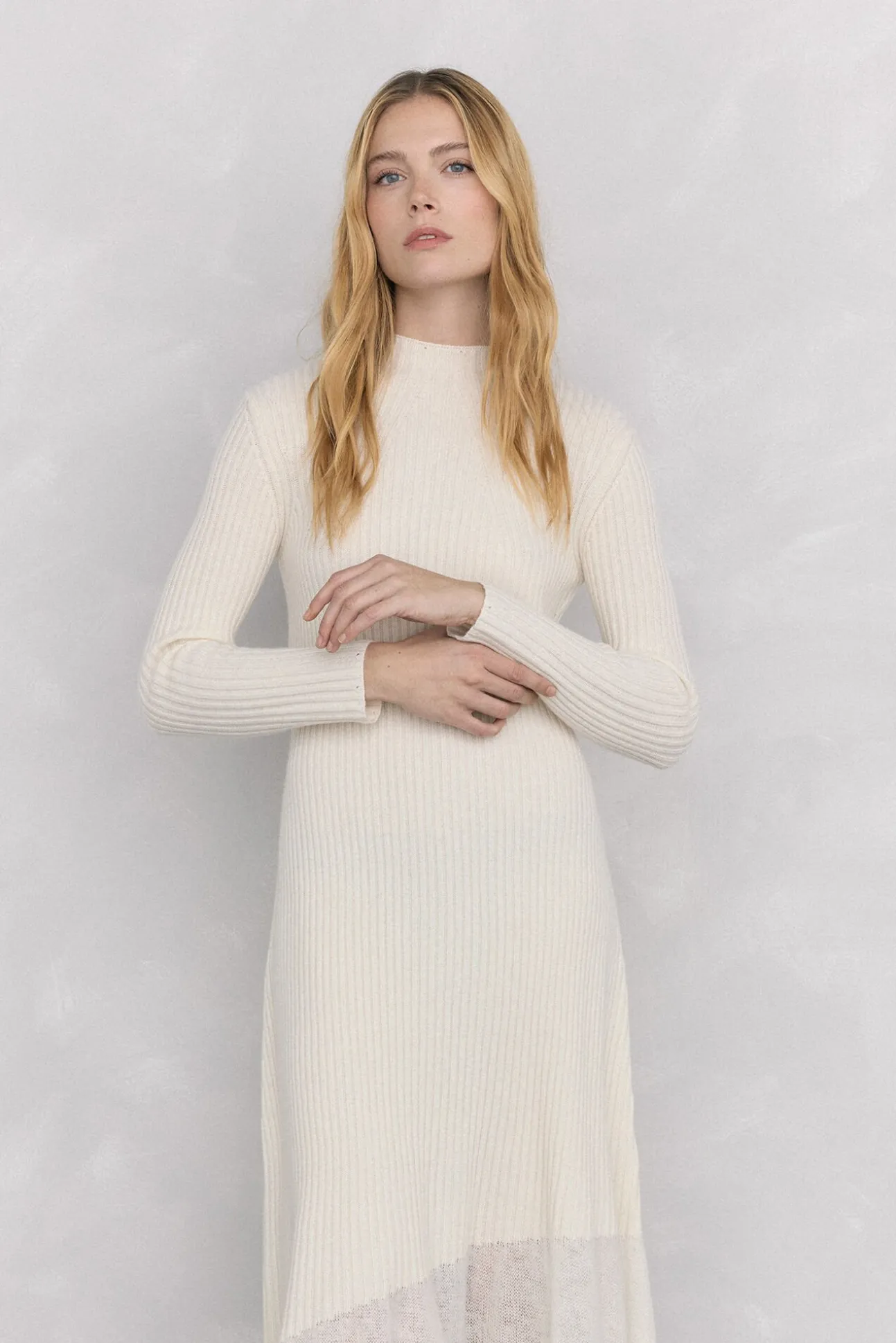 Vestido de punto bajo desagujado