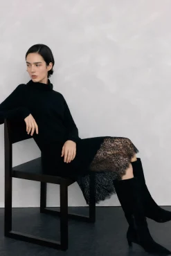 Vestido de punto con detalle de encaje en bajo.