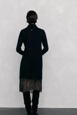 Vestido de punto con detalle de encaje en bajo.