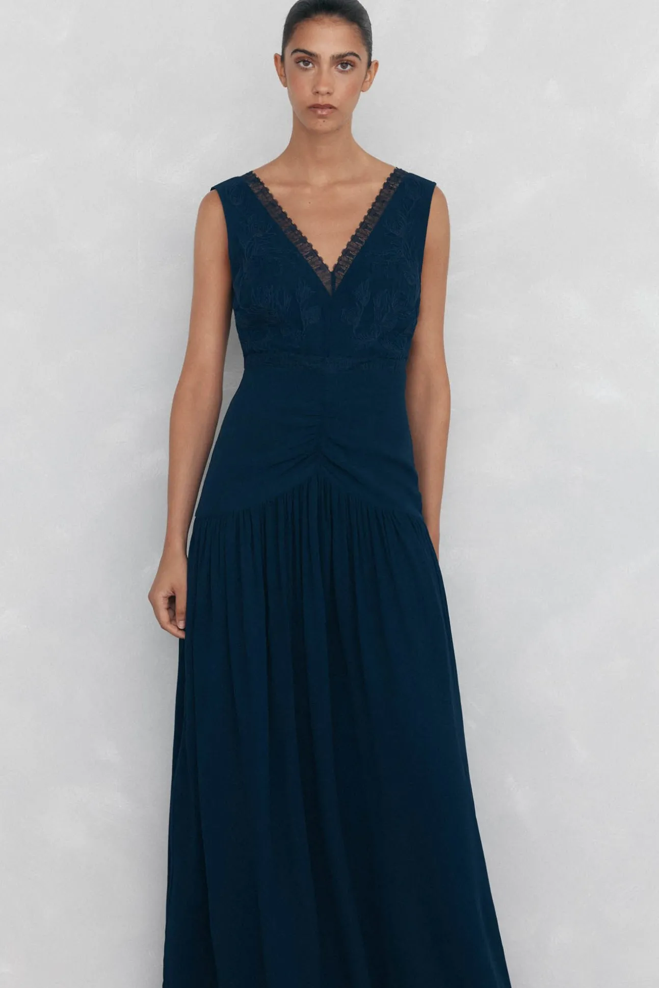 Vestido fluido largo encaje