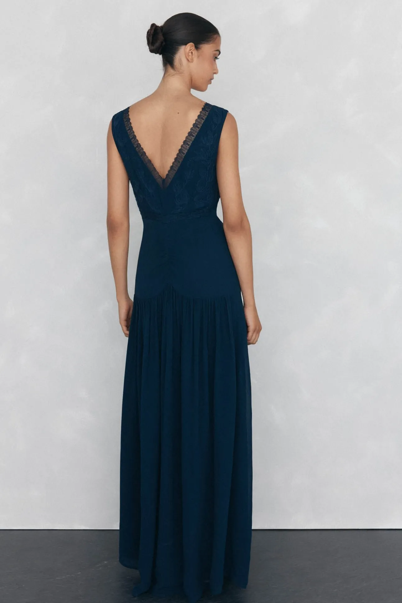 Vestido fluido largo encaje