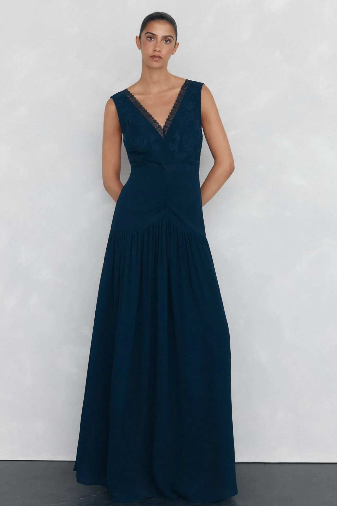 Vestido fluido largo encaje