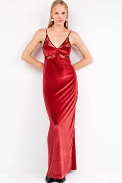 Vestido largo de terciopelo con caída fluida y sofisticada