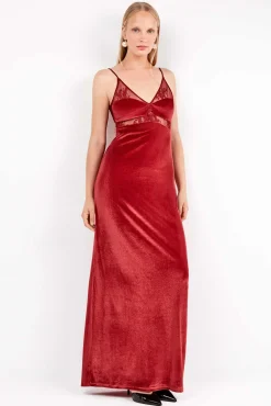 Vestido largo de terciopelo con caída fluida y sofisticada