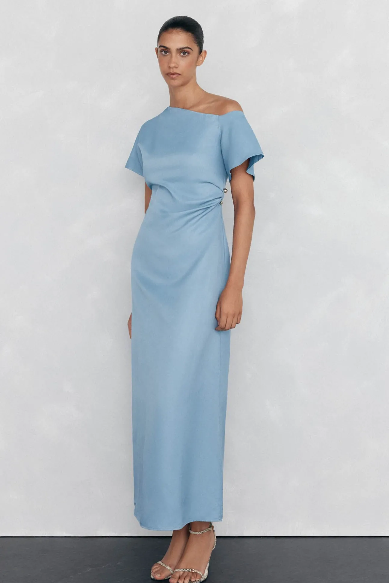 Vestido midi asimétrico aplique