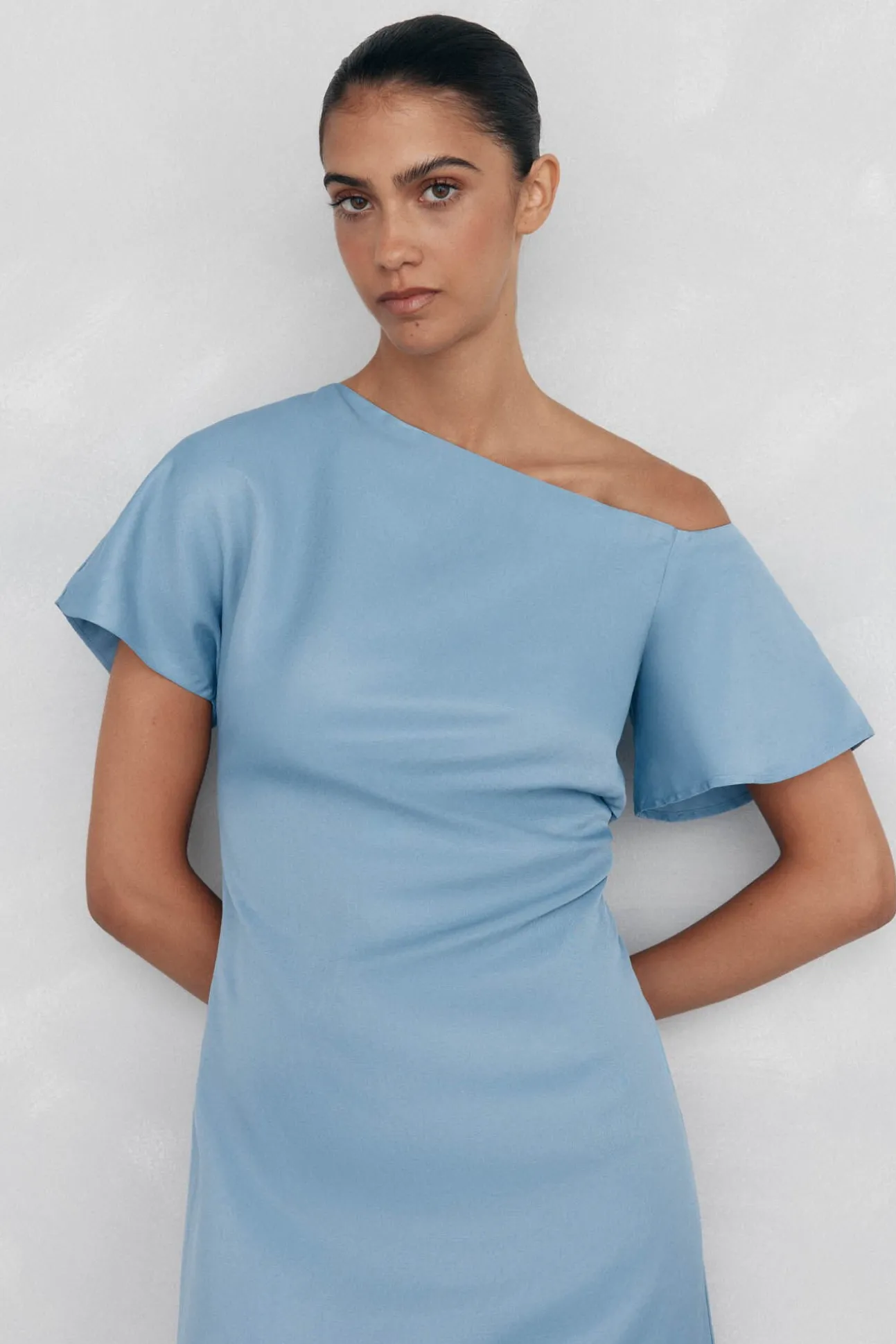 Vestido midi asimétrico aplique