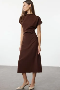 Vestido midi con cuello vuelto