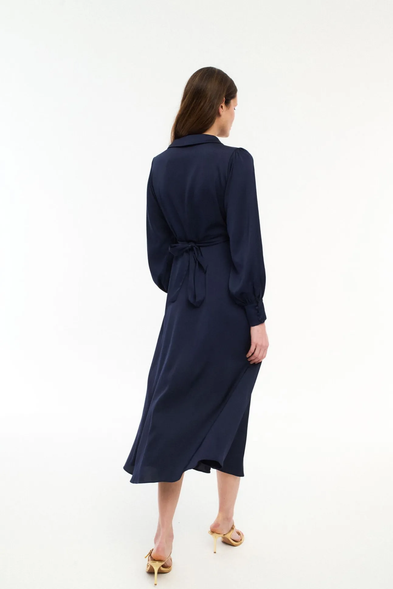 Vestido midi cruzado satinado