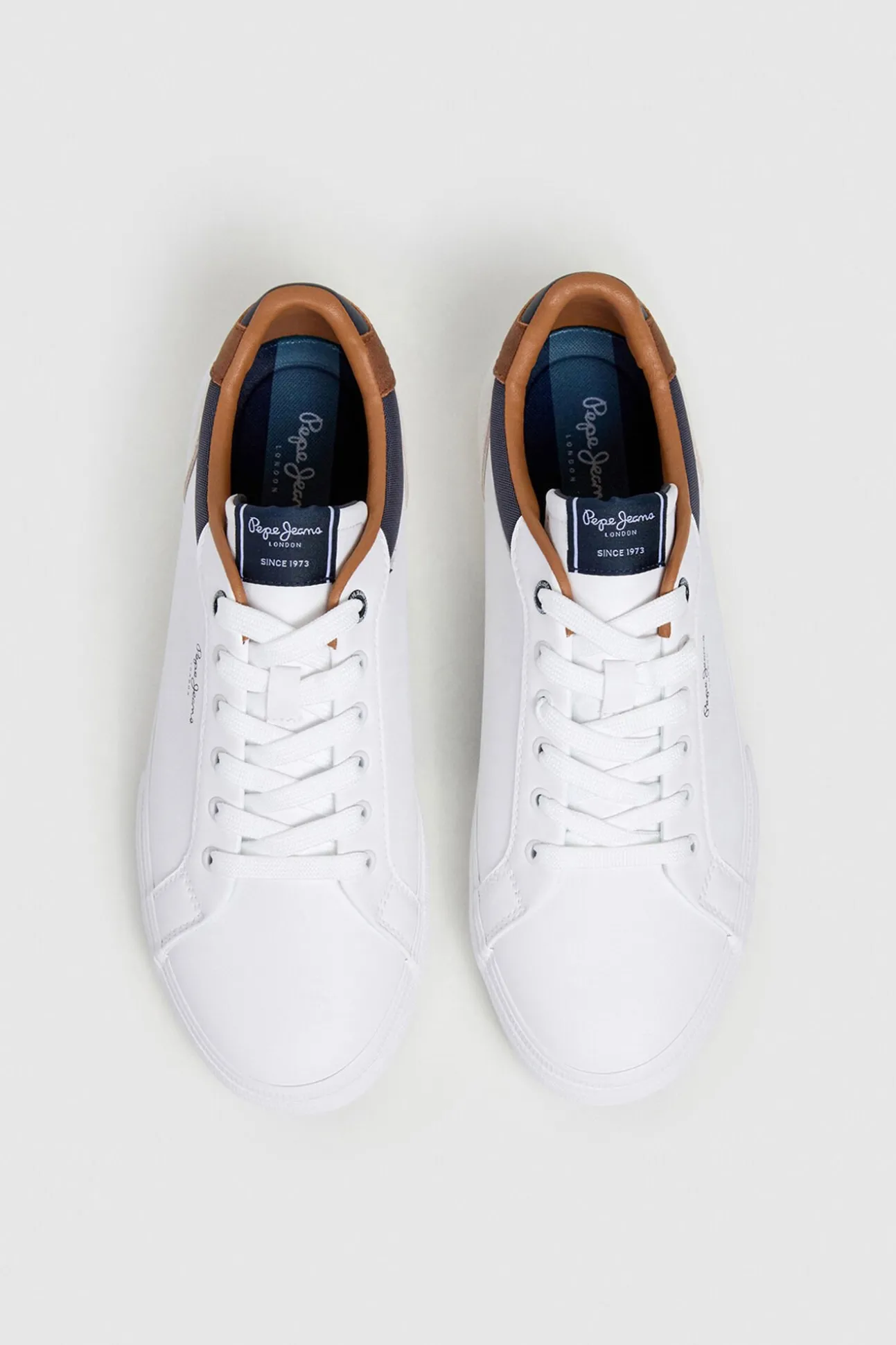Zapatillas Clásicas Con Detalles En Ante