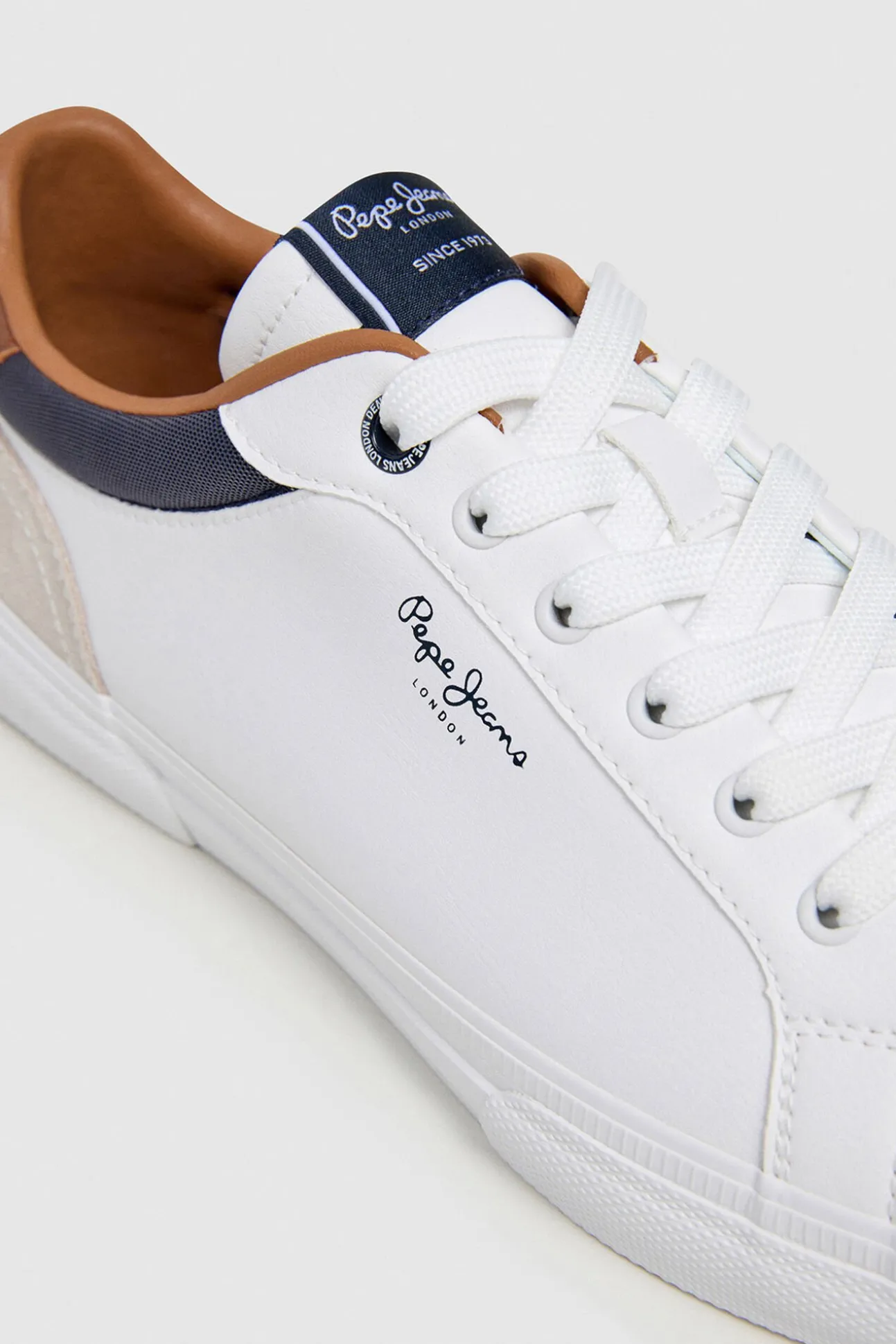 Zapatillas Clásicas Con Detalles En Ante