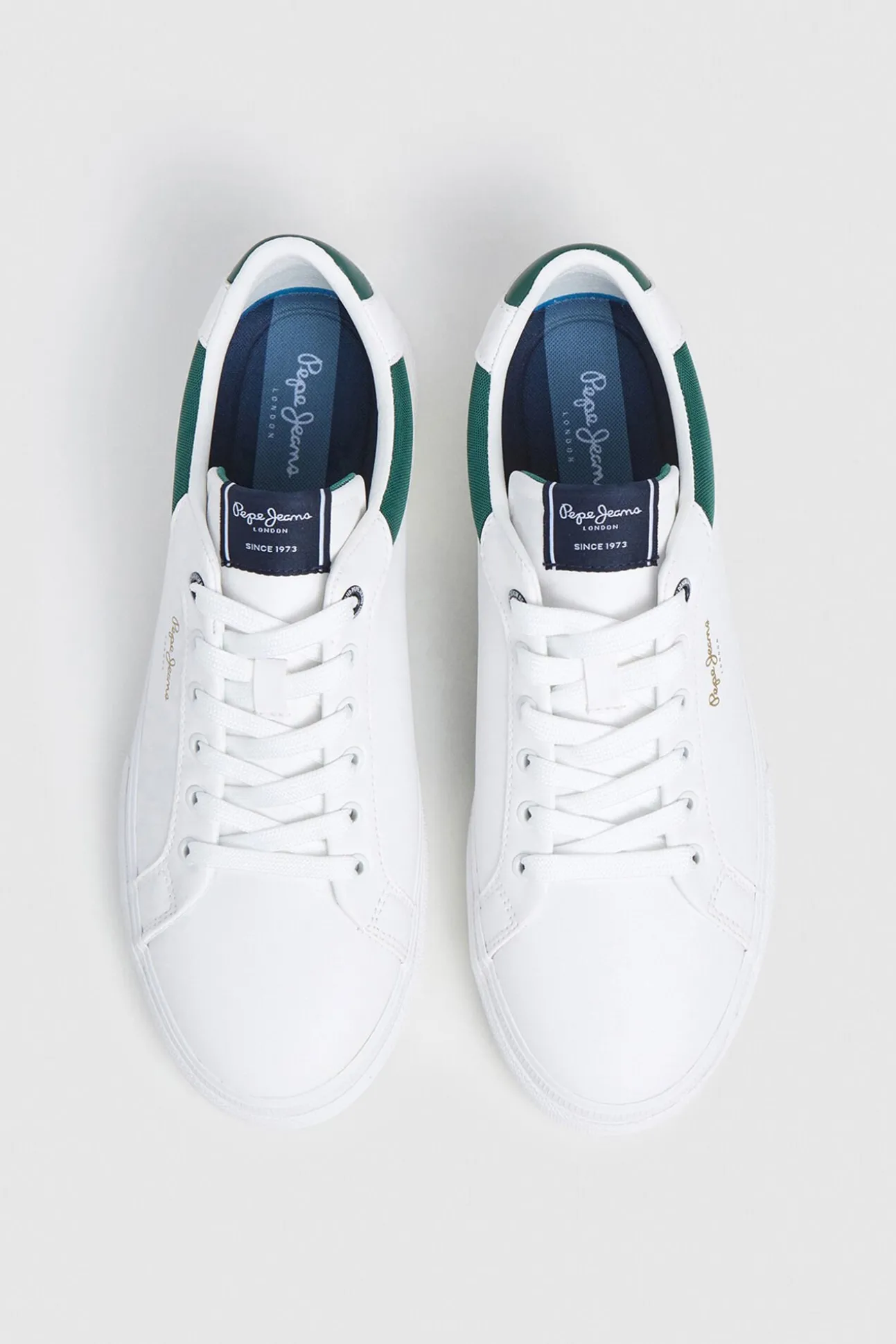 Zapatillas Clásicas Con Detalles En Ante