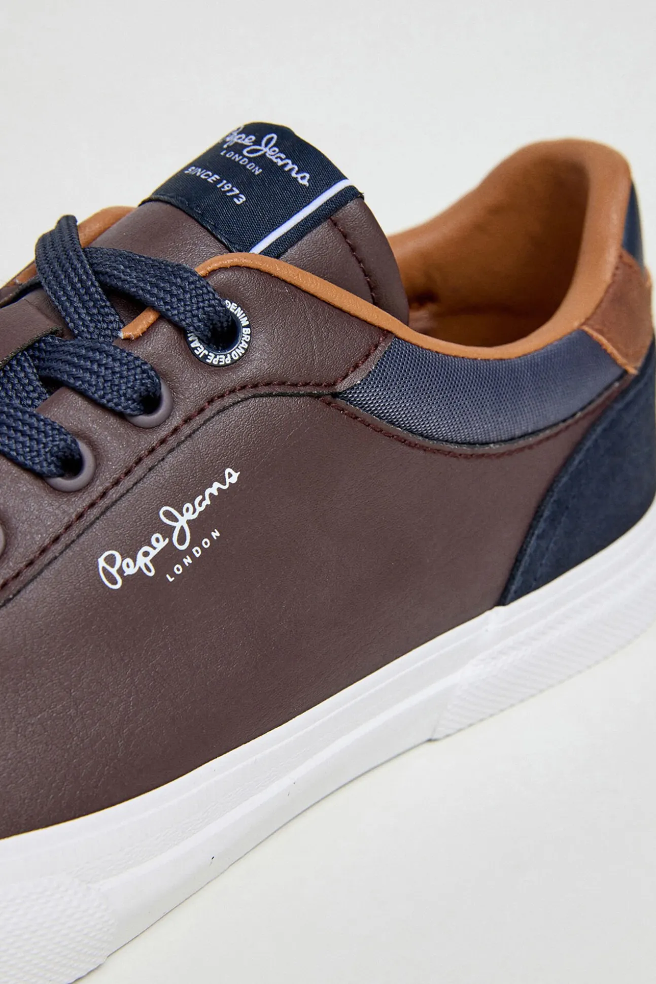 Zapatillas Clásicas Con Detalles En Ante